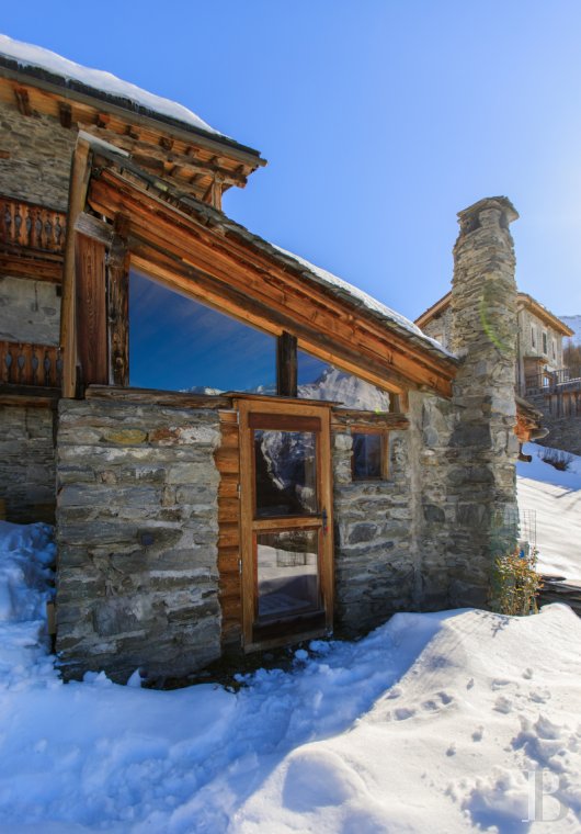 En Savoie, dans un hameau de la vallée de la Tarentaise, un grand chalet traditionnel rénové avec soin - photo  n°7